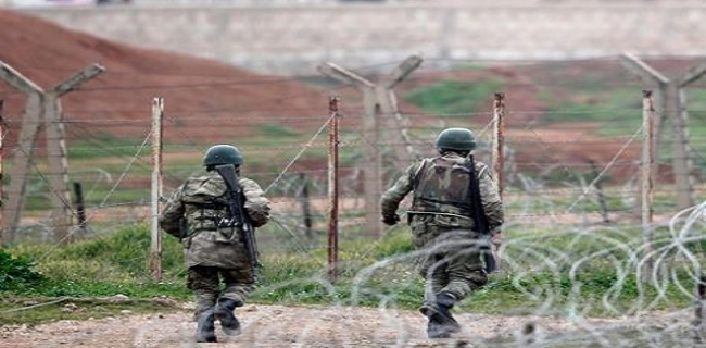  Turkish border guards wound 4 civilians while trying to cross borders