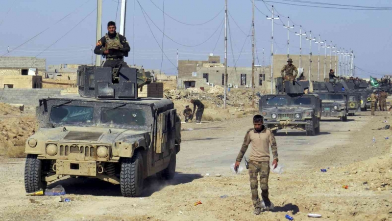  Iraqi troops carry out military reinforcements along borders with Syria