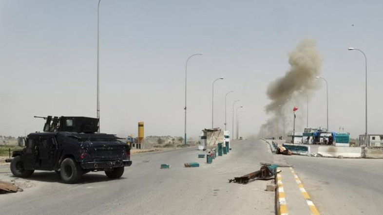  Iraqi forces cut off roads and bridges leading to Tahrir Square in Baghdad