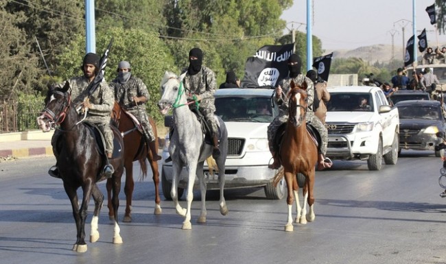  ISIS deploys its elements after raising Iraqi flag over some houses in Shirqat District