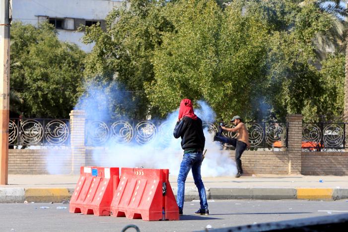  Hundreds demonstrate in airport road, 15 persons injured in Baghdad