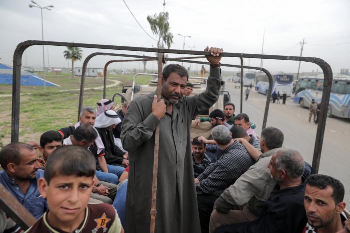  Hundreds flee Mosul fighting as others return to former IS areas