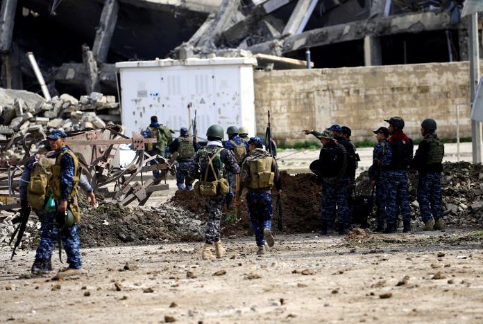  Police bulldozers open exits for civilians from Mosul’s Old City