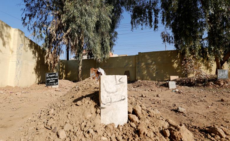  Trapped by war, Mosul residents bury their dead wherever they can