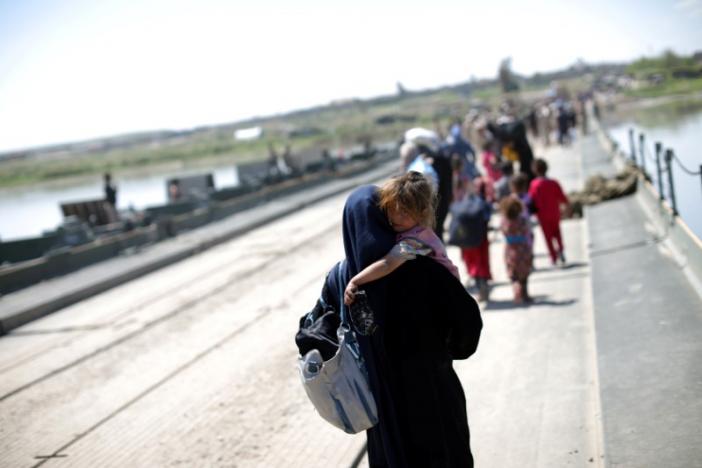  Iraq opens new Tigris bridge escape route for people fleeing Mosul