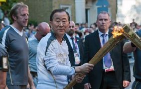 Ki-moon circuits with Olympic Flame in London streets