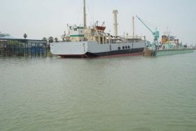 Several commercial steamers anchor in Iraqi seaports