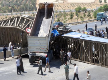  Truck hits largest pedestrian bridge in Diyala