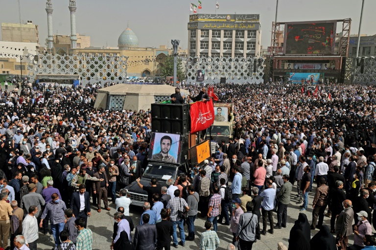  Thousands attend funeral of slain Iran Guards colonel