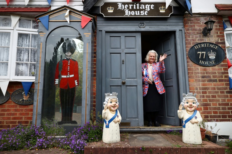  Royal family’s biggest fan gets ready for jubilee