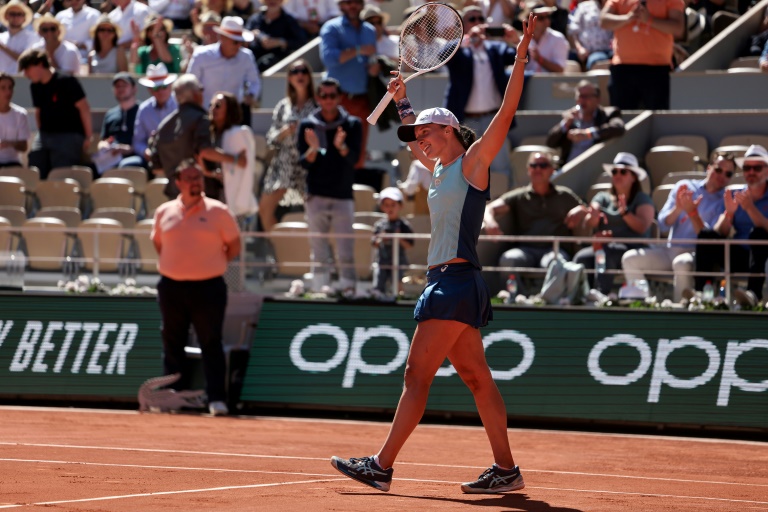  Swiatek extends winning run, to face Gauff in French Open final