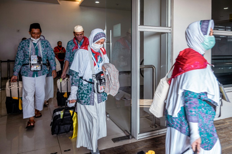  Saudi receives first foreign hajj pilgrims since before pandemic