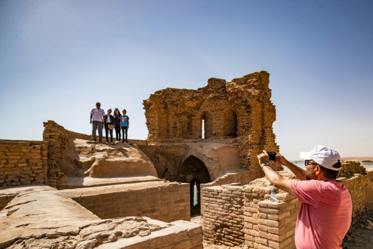  Visitors trickle back to Syria citadel used by jihadists