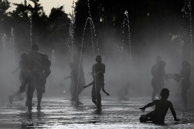  Spain battles wildfires as heatwave persists