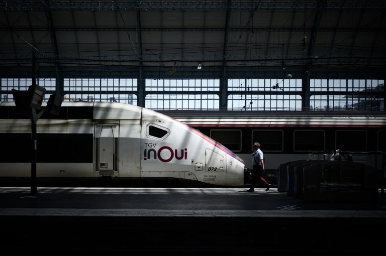  Record early heatwave sweeps France as fires flare in Spain