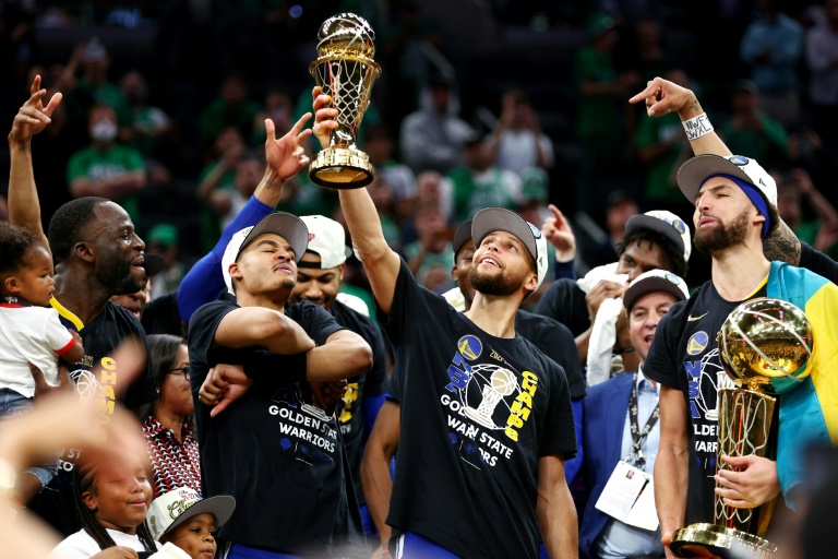  Tens of thousands salute triumphant Warriors in San Francisco