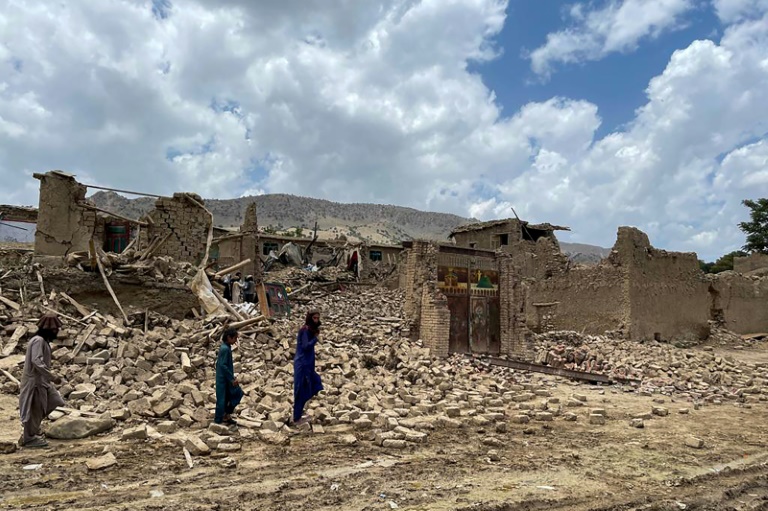  Shocked quake survivors wander through ruined Afghan villages