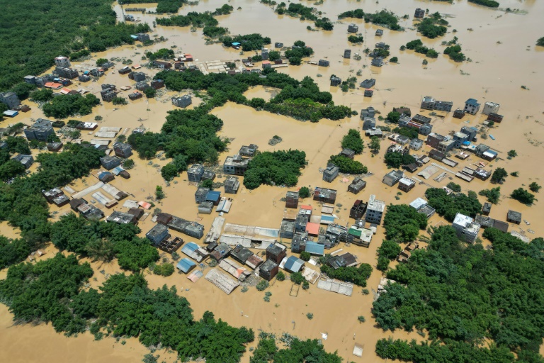  What is causing record floods and heatwaves in China?