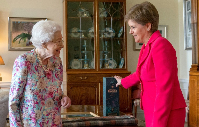  Queen Elizabeth II meets Scotland’s leader after referendum announcement