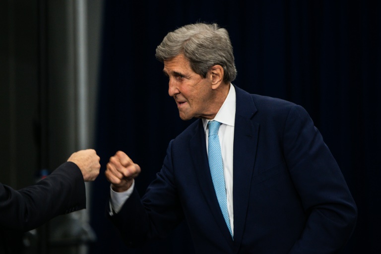  Kerry vows US to meet climate goal despite court setback