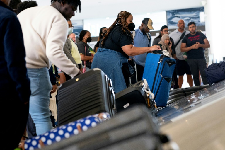  Hundreds of flights axed as US kicks off long holiday weekend