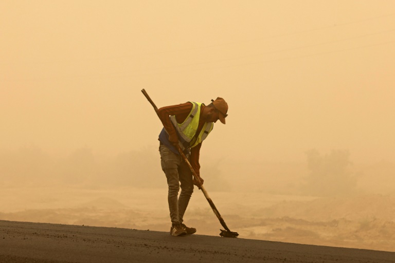  Another sandstorm darkens Iraqi skies