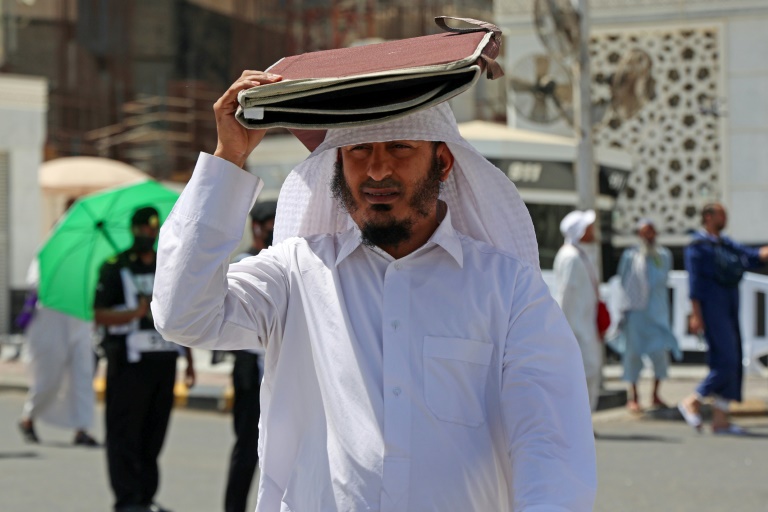  Sweat, pray, love: extreme heat hounds hajj