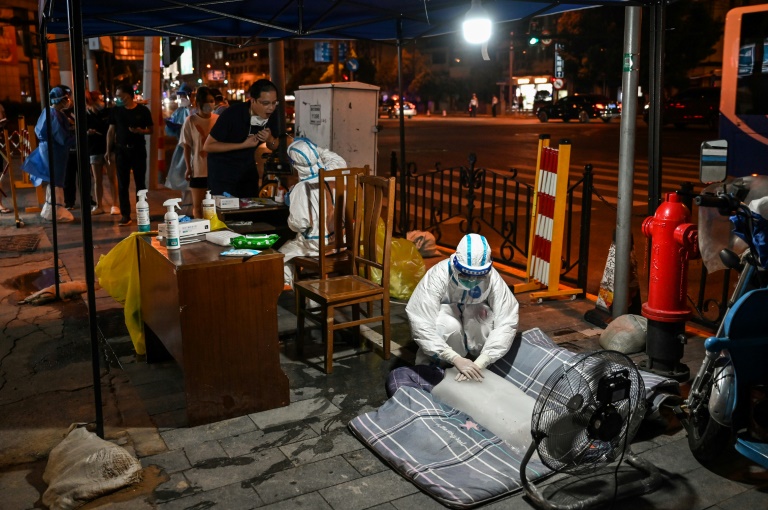  Record temperatures in Shanghai as heatwave bakes China