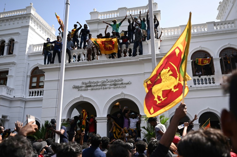  Sri Lanka protesters to end occupation of official buildings