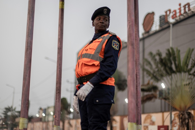  ‘A heart of love’: Kinshasa locals reward honest cops