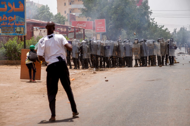  Sudan troops deploy ahead of pro-democracy protests