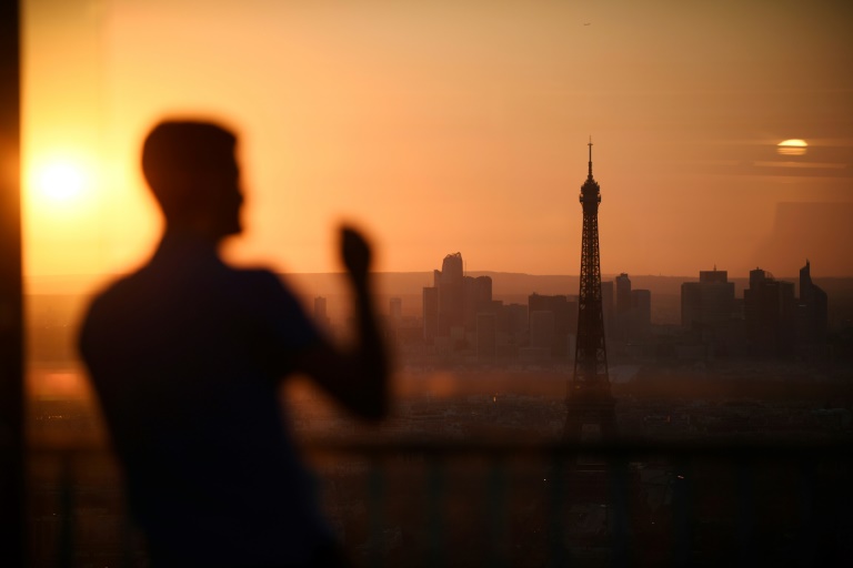  Americans in Paris get more bang for their buck as euro slides