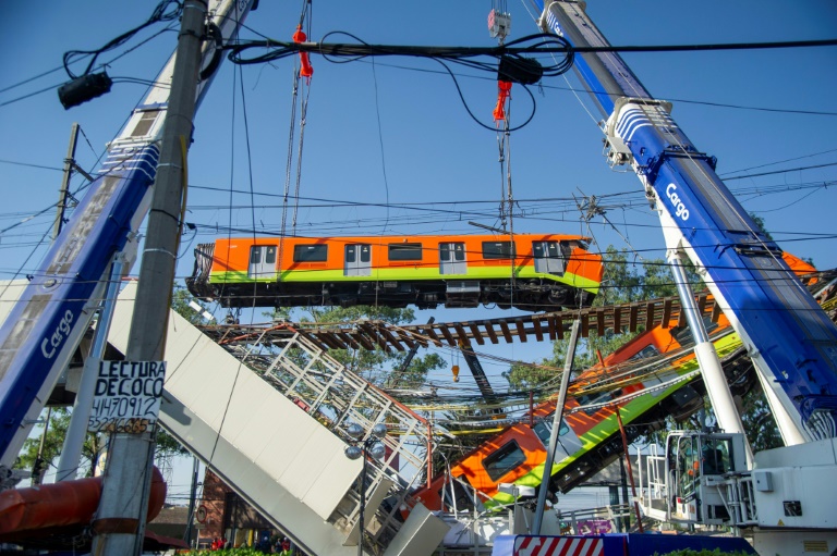  Eight ex-officials to face trial for Mexico metro collapse