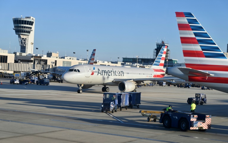  American Airlines reports profits despite jet fuel cost drag