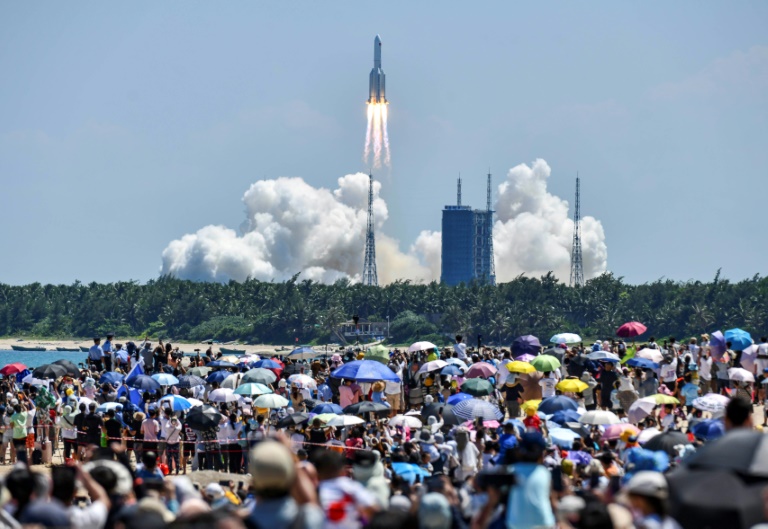  Chinese astronauts set up new lab on space station