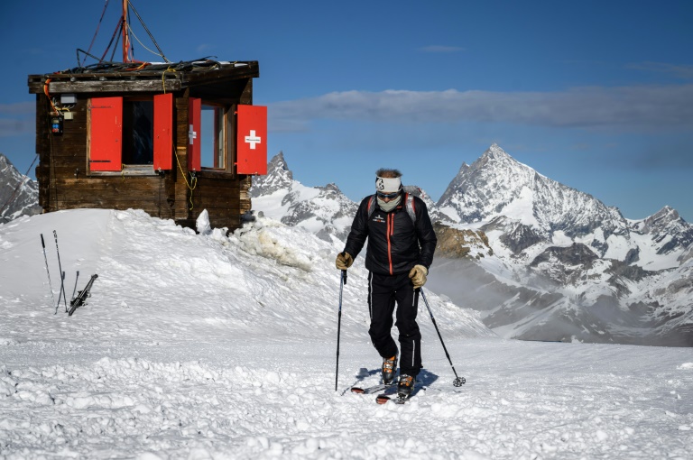  Thaw and redraw: melting glacier moves Italian-Swiss border