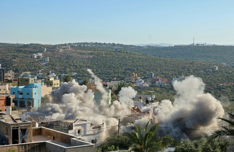  Israel army razes homes of suspects in killing of settlement guard