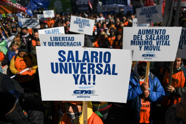  Argentine protesters demand universal living wage