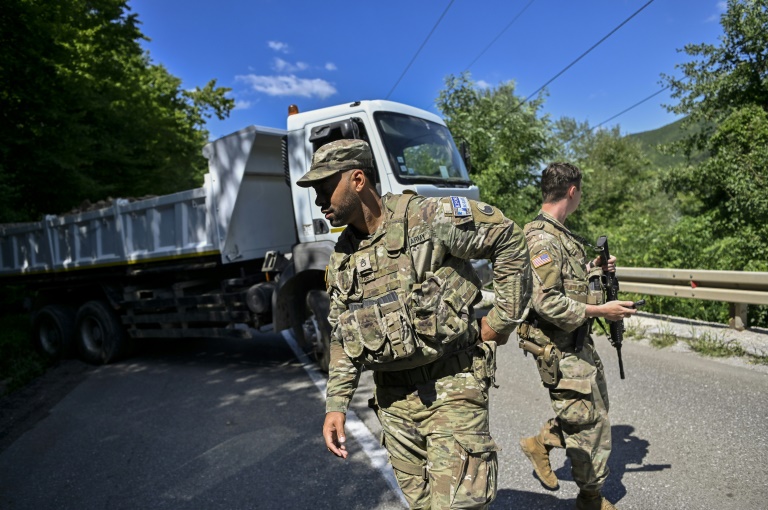  Kosovo Serbs dismantle barricades at Serbia border