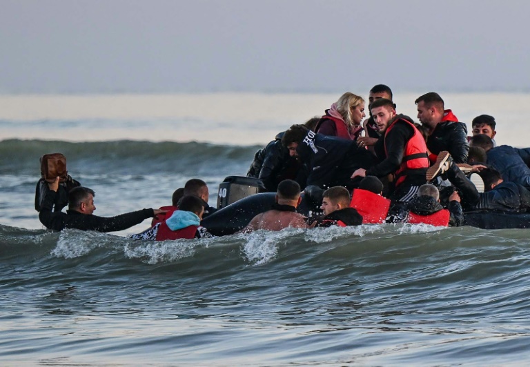  Nearly 700 migrants crossed Channel on Monday in 2022 record: UK