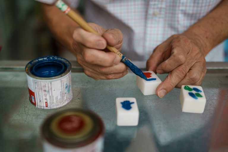  Hong Kong mahjong carver among the last of his kind