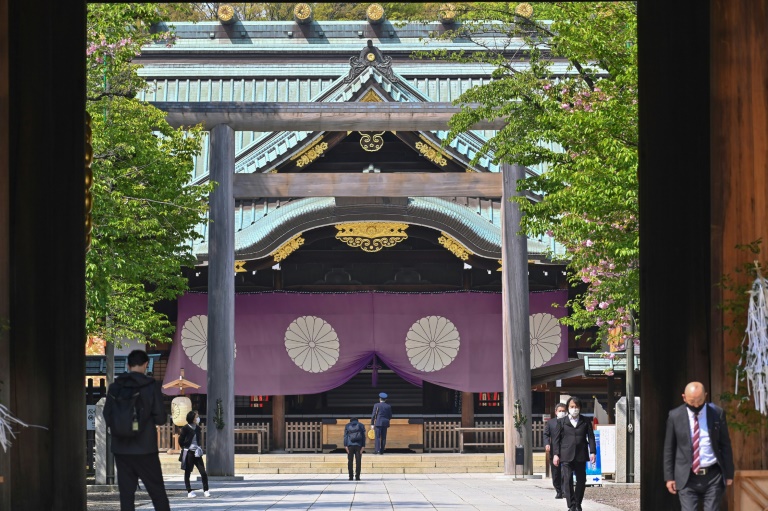  Japanese ministers visit controversial war shrine