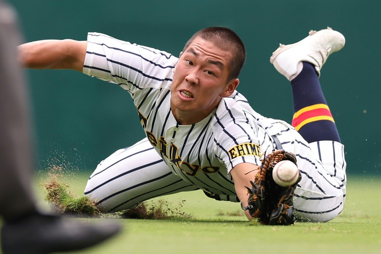  Tears and team spirit: high-school baseball grips Japan