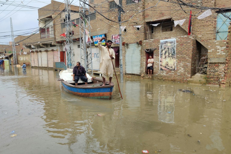  Flood toll tops 800 in Pakistan’s ‘catastrophe of epic scale’