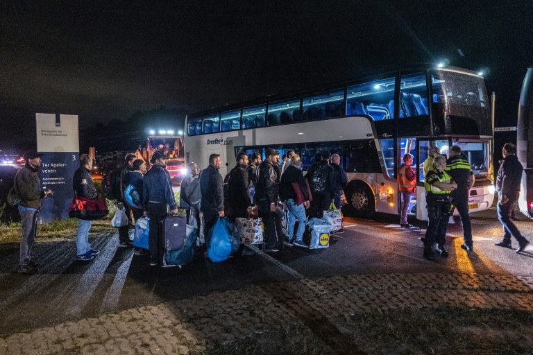  Dutch bus out asylum-seekers at crisis-hit centre