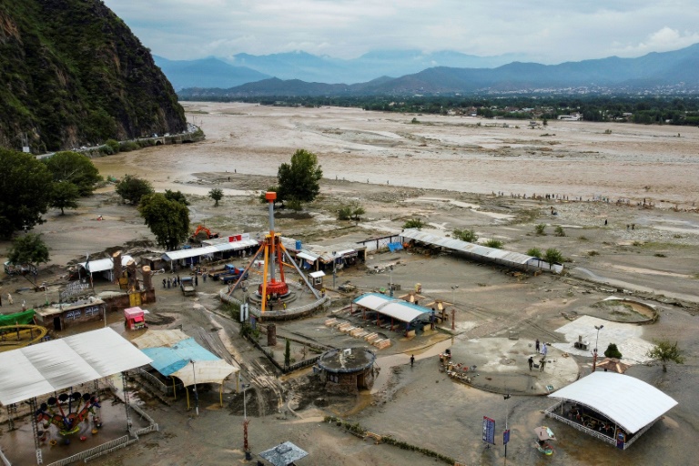  Pakistan orders thousands to evacuate near flood-swollen rivers