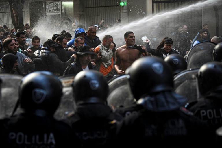  Thousands rally in Argentina to support ex-leader Kirchner