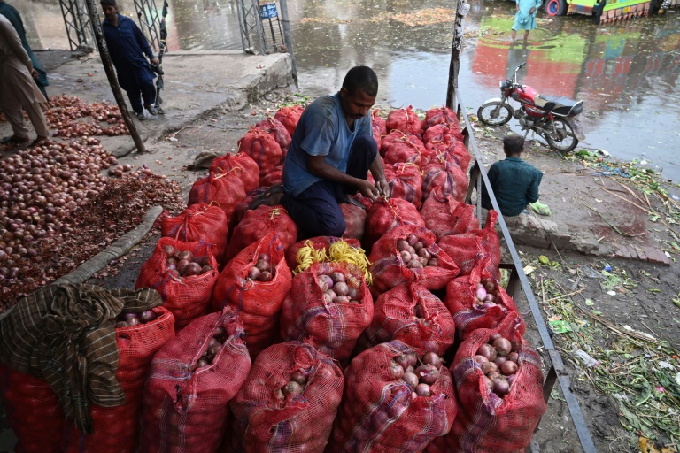  Pakistan floods fuel ‘back-breaking’ food inflation