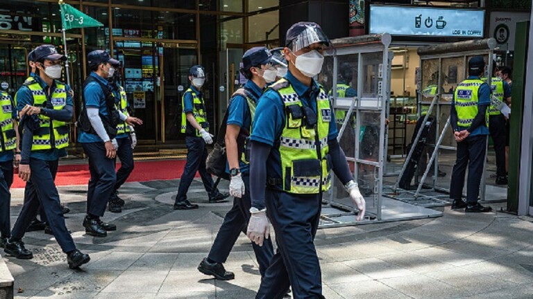  South Korean police investigates Iraqi man for throwing money in street