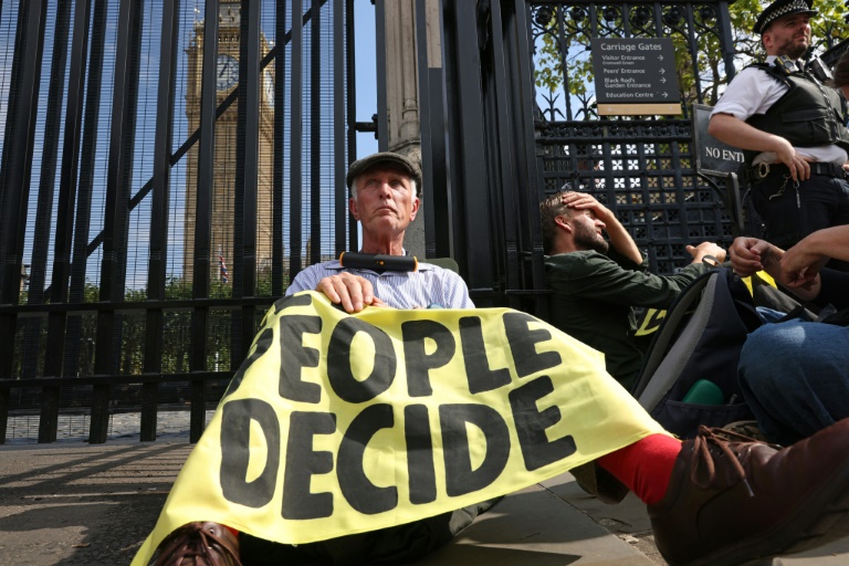  Climate activists target UK parliament